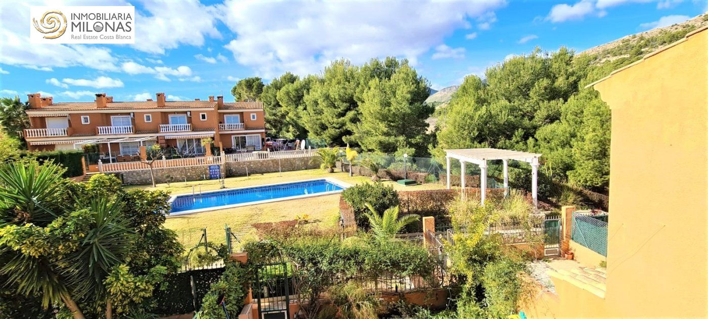 Precioso adosado de 3 dormitorios en urbanización con piscina.