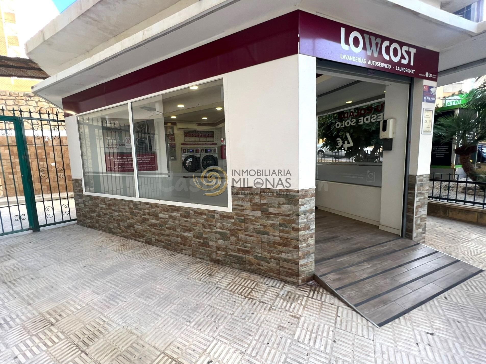 Se vende local comercial en segunda línea de Playa Levante a tan solo 50 m del mar.