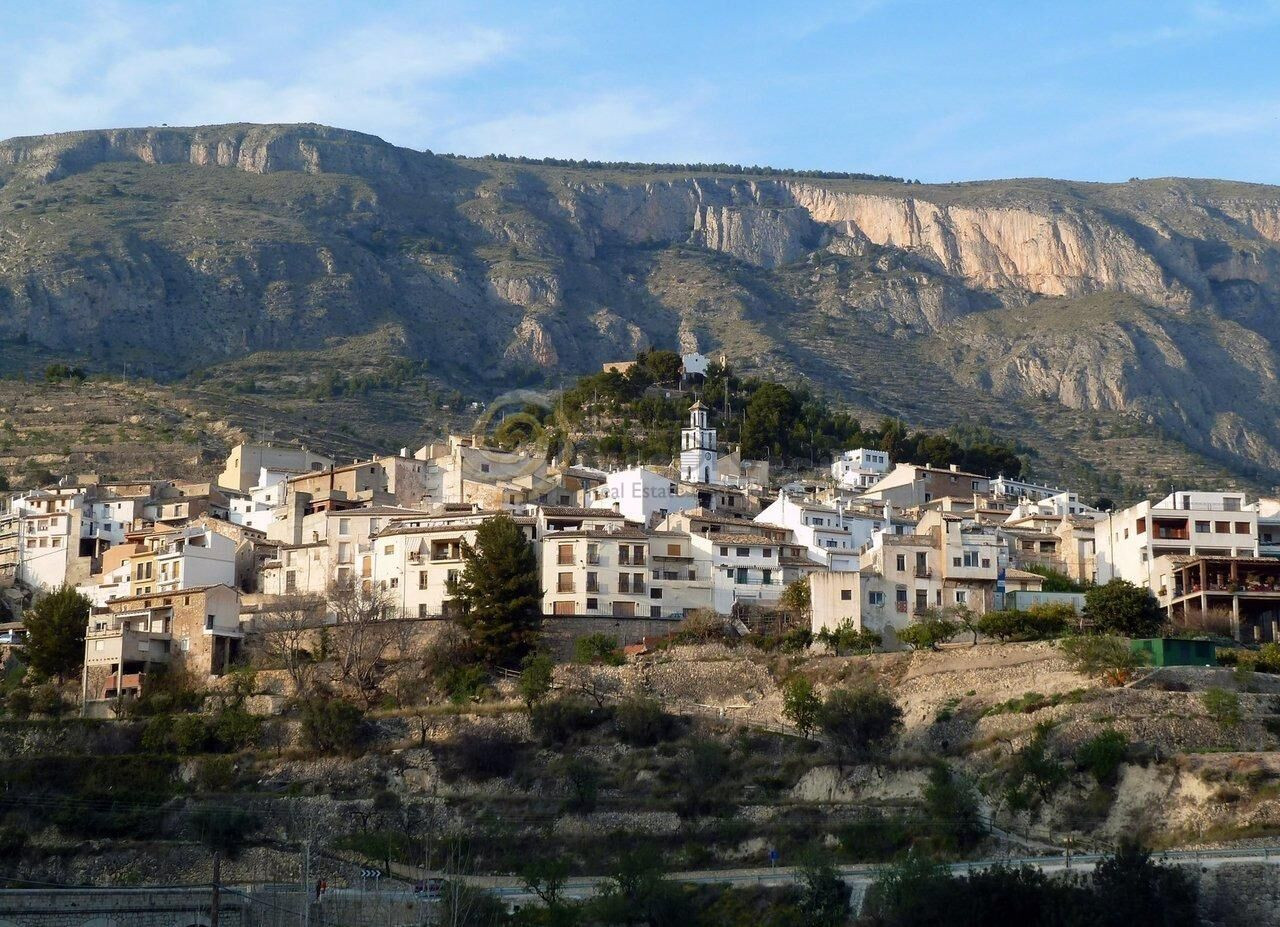 ¡Impresionante casa de pueblo en Sella con amplias dimensiones y encanto histórico!