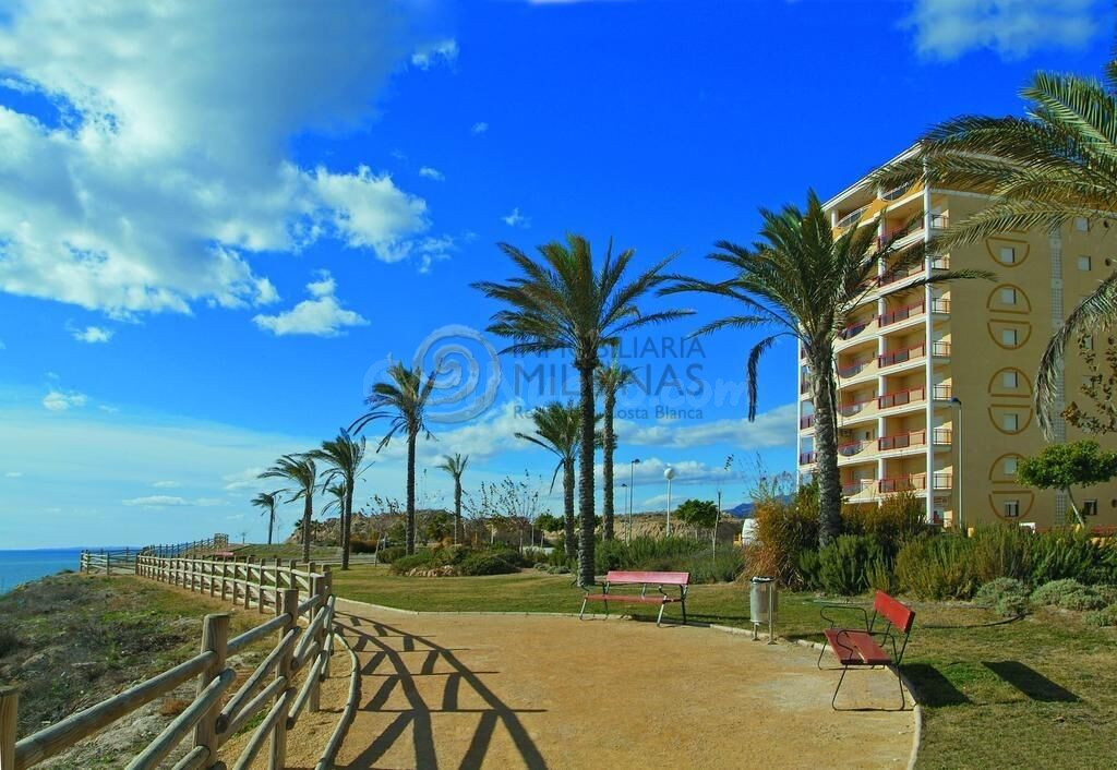 ¡Oportunidad de inversión en Villajoyosa! Local comercial en urbanización Terramar.