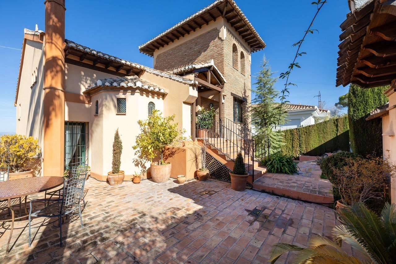 GRAN CASA CON PISCINA EN COLINAS BERMEJAS, MONACHIL