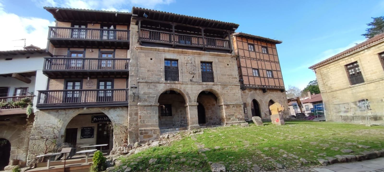 ÁTICO-DÚPLEX EN EL CORAZÓN HISTÓRICO DE SANTILLANA DEL MAR.-