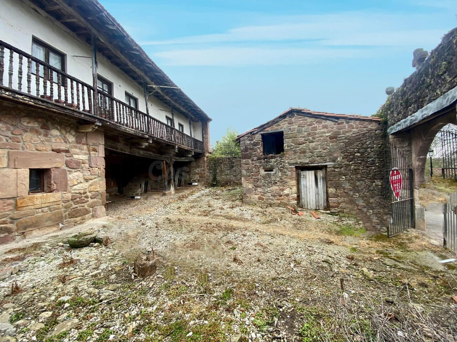 CASA MONTAÑESA CON JARDÍN EN SANTIBAÑEZ