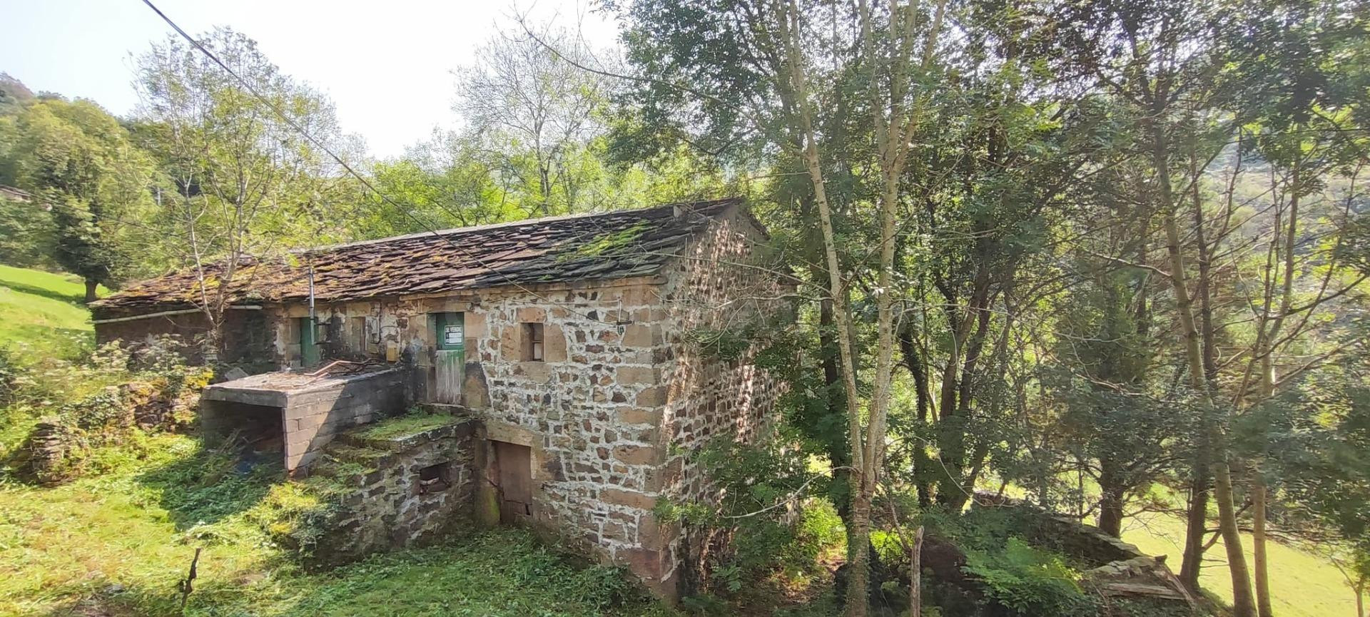 CABAÑA EN SELAYA CON EDIFICACIÓN ANEXA Y ENTORNO NATURAL.-