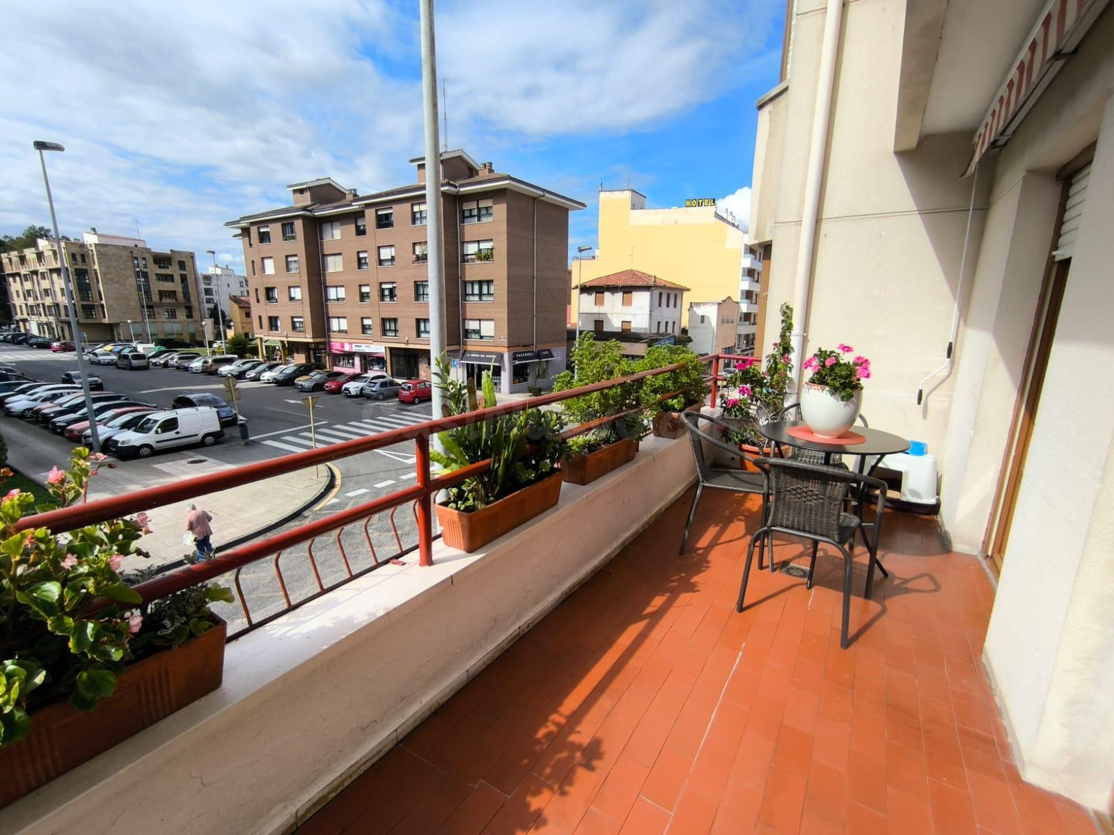 AMPLIO PISO EN TORRELAVEGA CON TERRAZA Y GARAJE.-