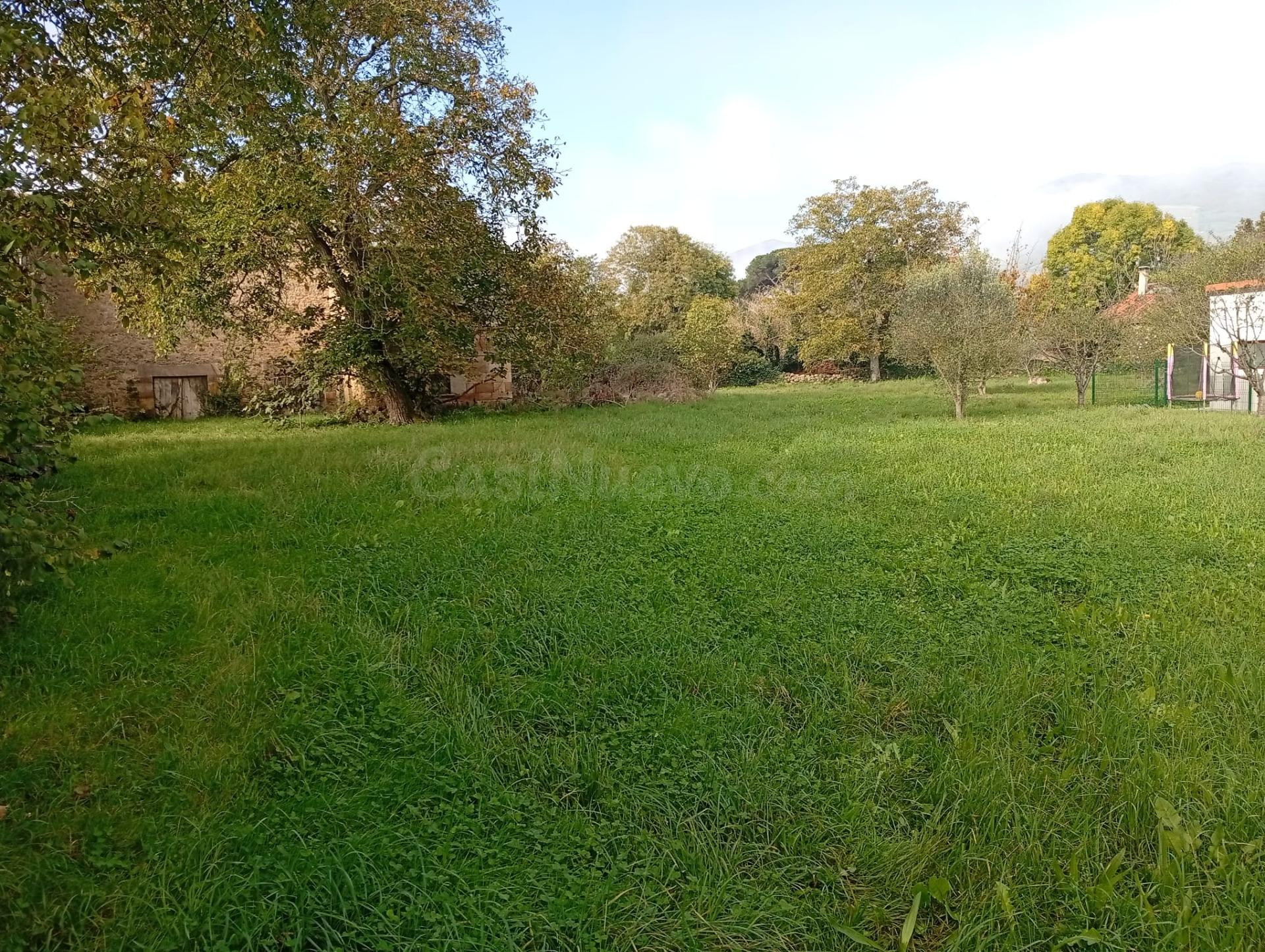 TERRENO URBANO DE 2.200 M2 CON EDIFICACIÓN EN RUINA EN ARENAS DE IGUÑA.-