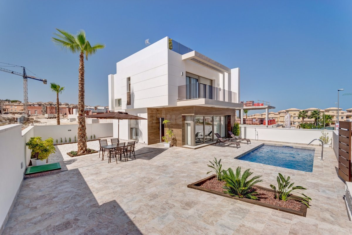 VILLAS INDEPENDIENTES CONSTRUIDAS EN UNA O DOS PLANTAS CON PISCINA EN SAN MIGUEL DE SALINAS.