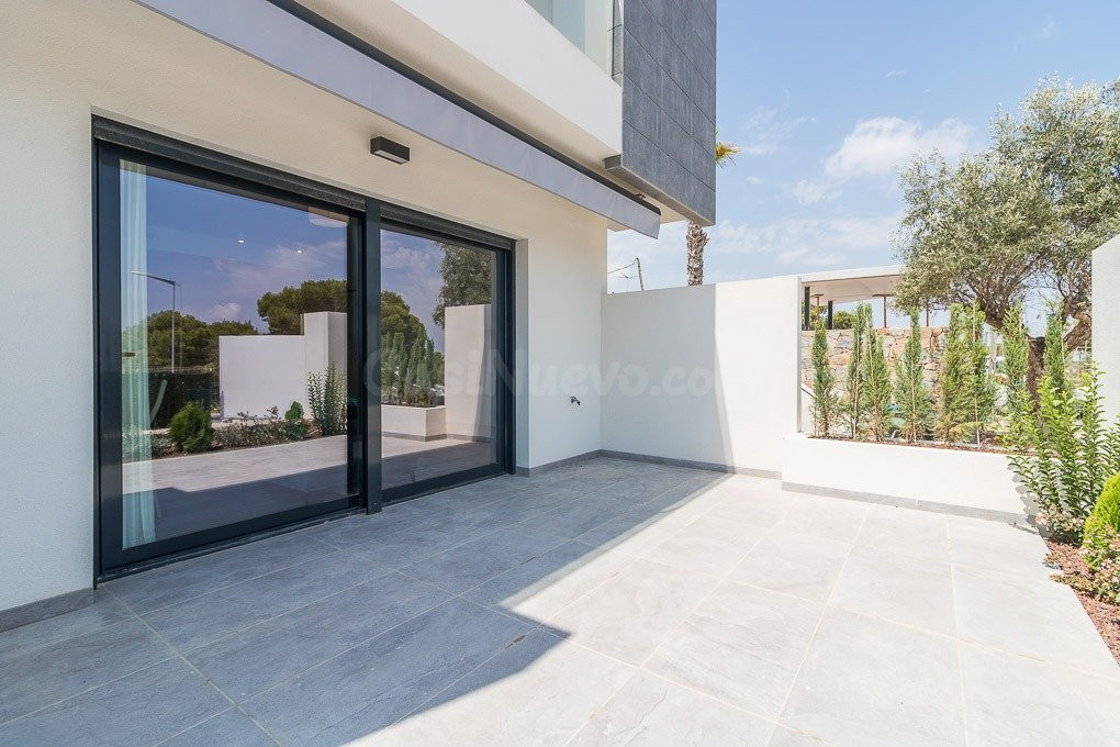 BUNGALOWS  DE 3 DORMITORIOS 2 BAÑOS, PISCINA COMUNITARIA EN PRECIOSO URBANIZACIÓN DE TORREVIEJA