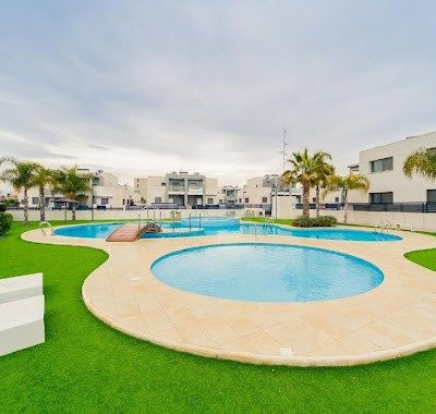 ADOSADO DE 3 DORMITORIOS 2 BAÑOS, PISCINA COMUNITARIA EN AGUAS NUEVAS (TORREVIEJA)