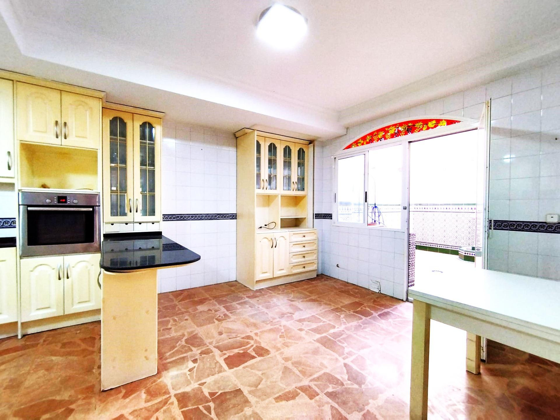 VENTA DE  APARTAMENTO  5 DORMITORIOS  2 BAÑOS EN CENTRO DE TORREVIEJA