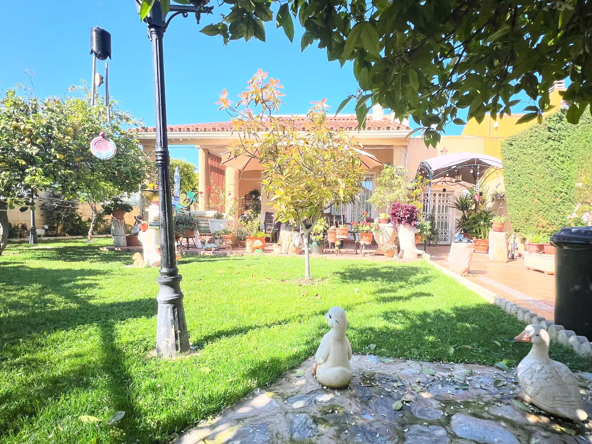 Estupendo Chalet en esquina en Aguas Nuevas, Torrevieja