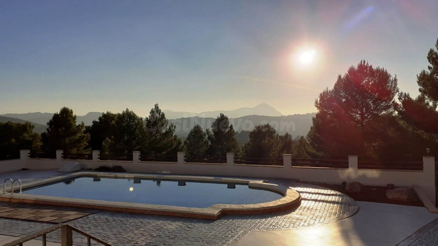 SE VENDE CHALET SEMINUEVO EN ZONA CATÍ DE CASTALLA/PETRER EN ALICANTE