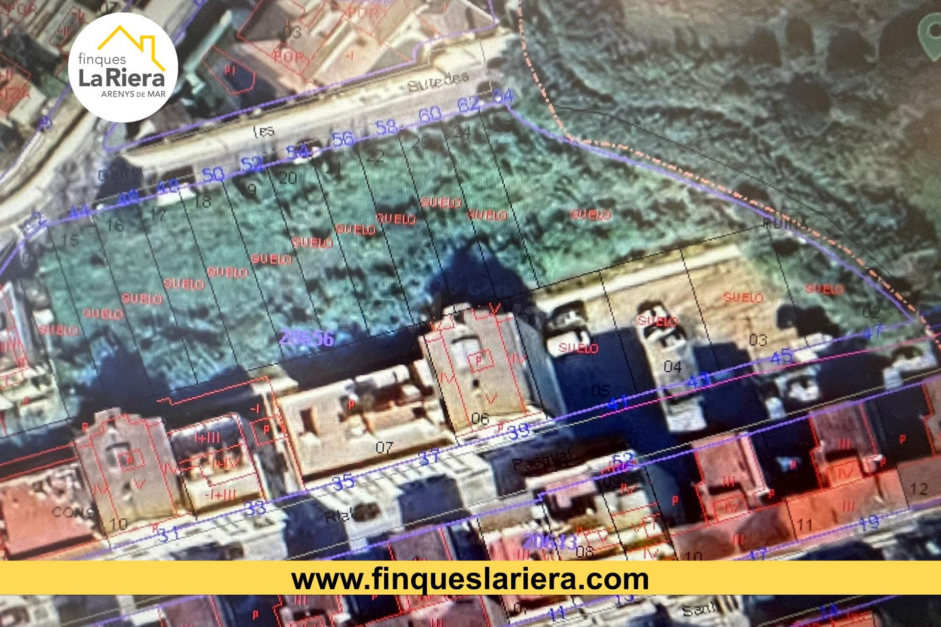 SOLAR A DOS CALLES PARA EDIFICAR 8 CASAS PAREADAS Y UN EDIFICIO PLURIFAMILIAR