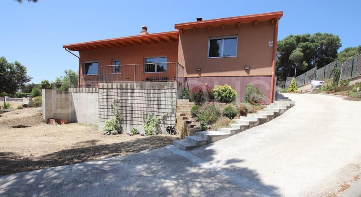 Casa adaptada para personas con movilidad reducida, con jardin llano y magnificas vistas en “Can Ceb