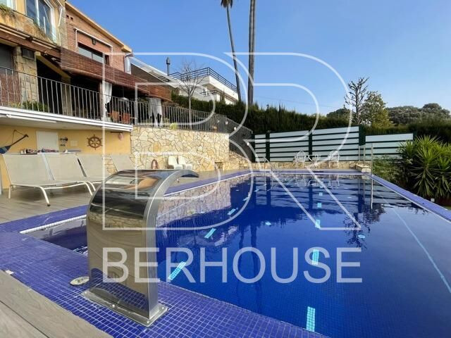 Chalet con ascensor, piscina privada y vistas al mar. Dispone de licencia turística.