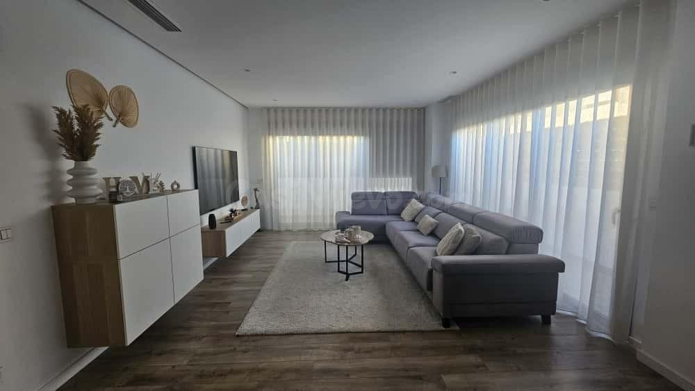 Se vende espectacular planta baja semi-nueva con diseño minimalista en urb con piscina