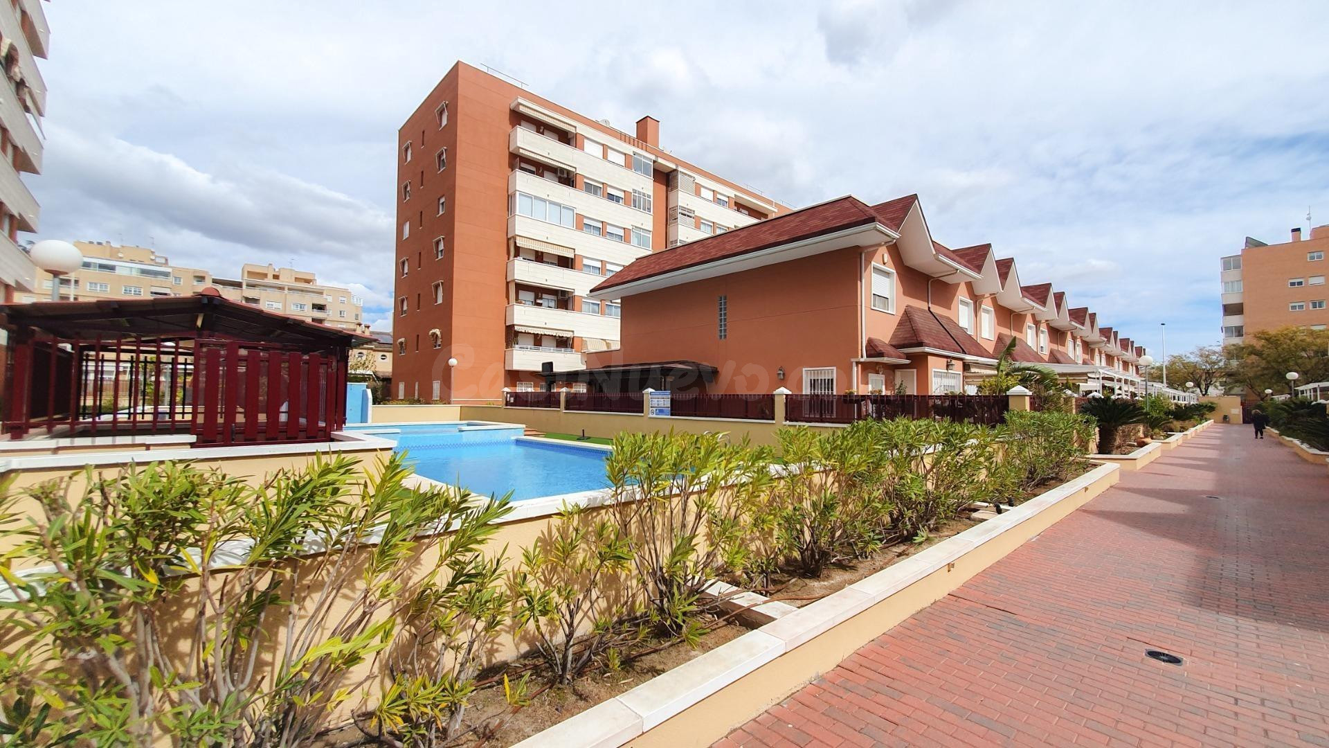 VENTA BUNGALOW ESQUINA,  4 DORM, PISCINA, GARAJE,  100M TERRAZA, KELME ALTABIX