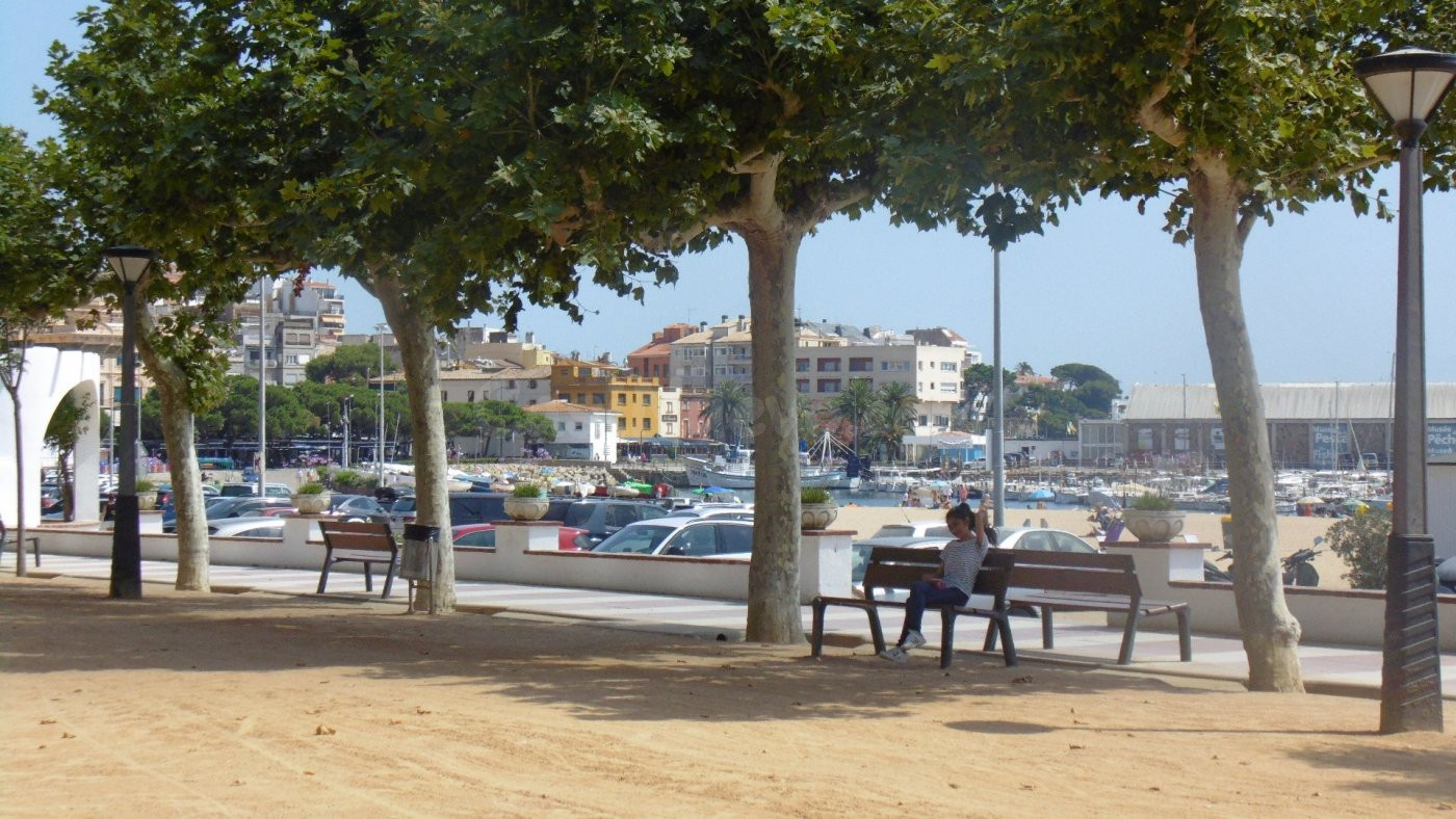 PALAMÓS: SE VENDE negocio de bar en explotación con libro de cuentas de facturación demostrable.