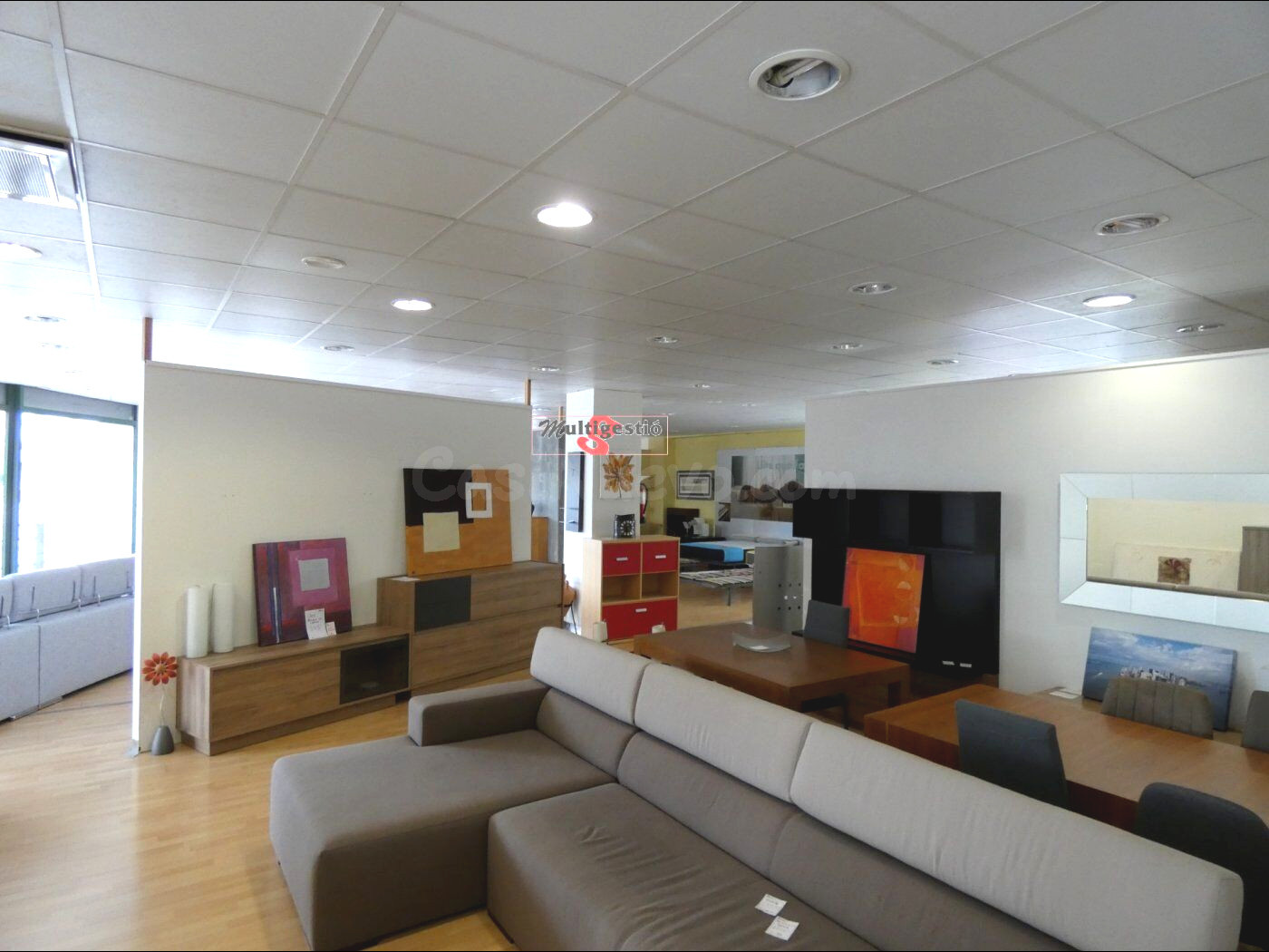 SANT ANTONI DE CALONGE:  Local comercial de 440 m2, todo en planta baja, ideal expo. automóvil, etc.