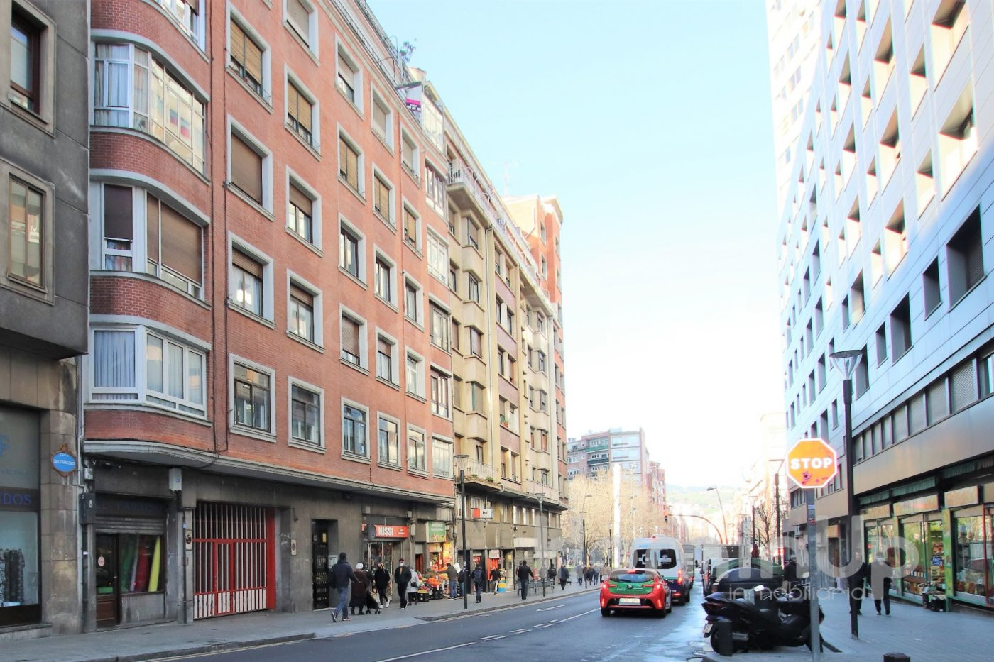 Se vende Parcela de Garaje en zona Zabalburu para coche grande y moto.
