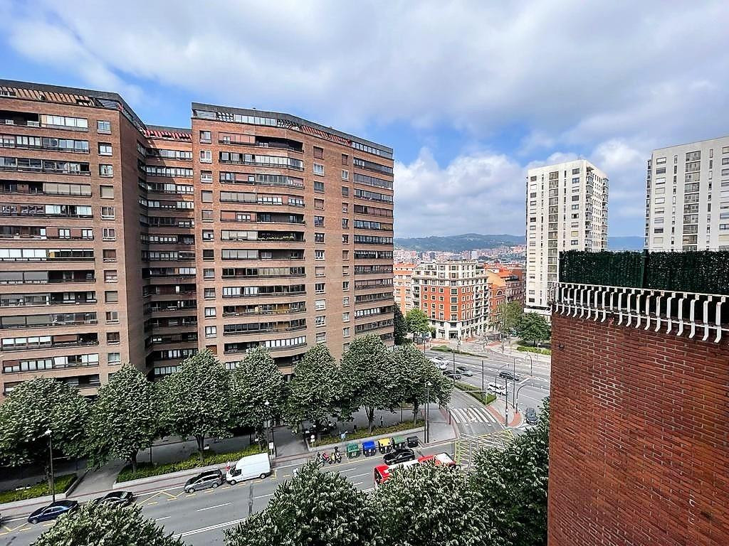 Se Alquila amplia Vivienda de 4 habitaciones y 2 baños con Balcon y terraza en Zona Sabino Arana