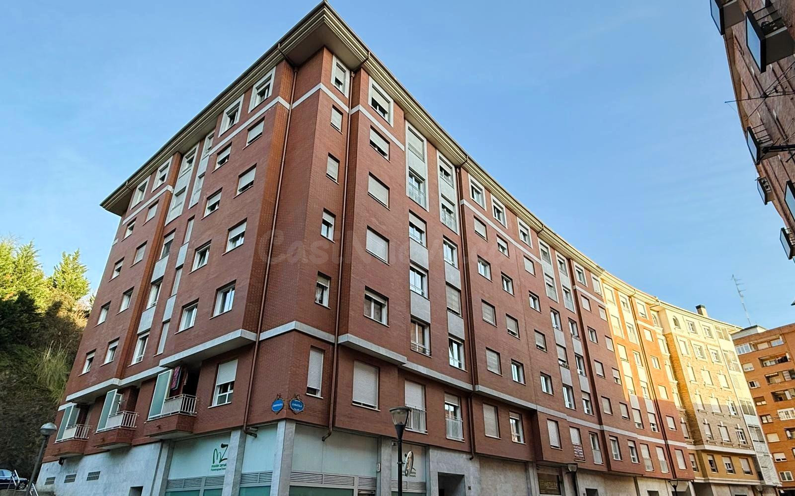 Se alquila Precioso Apartamento con Garaje directo en Zona La Peña