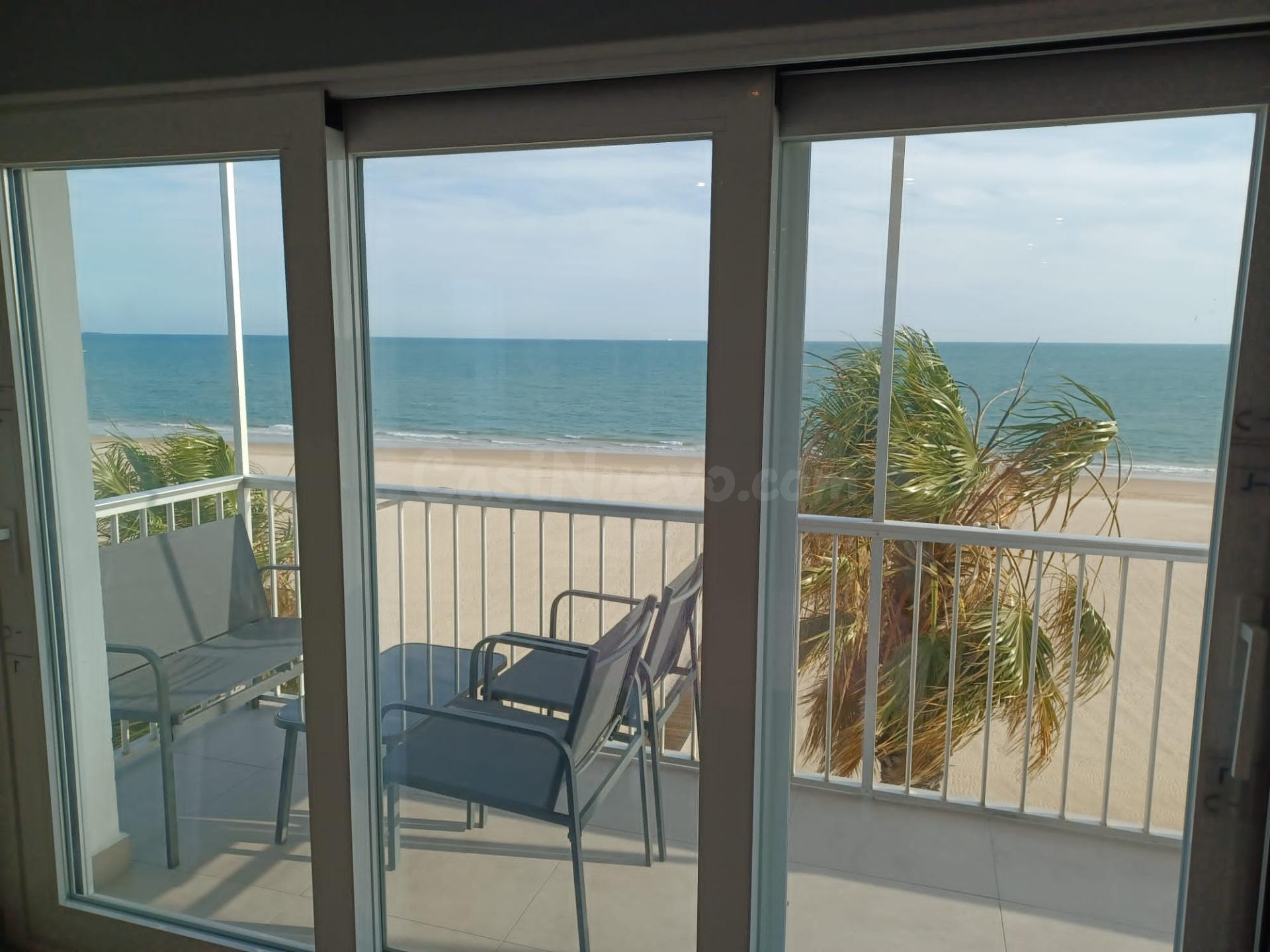 GRAN APARTAMENTO EN PRIMERA LINEA DE PLAYA EN ALQUILER ESCOLAR Y VACACIONAL