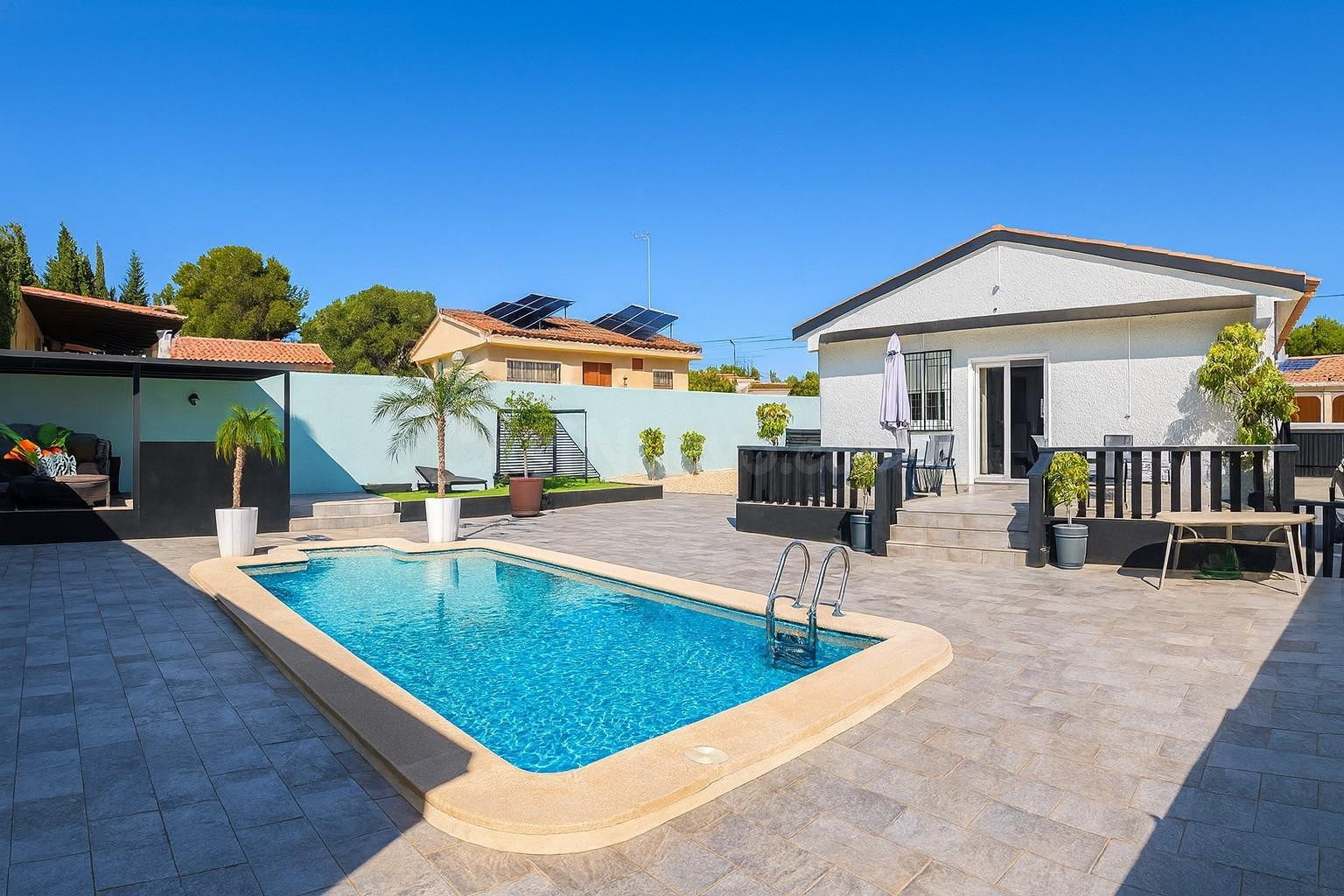 Encantadora villa en una sola planta con piscina privada en Pinar de Campoverde