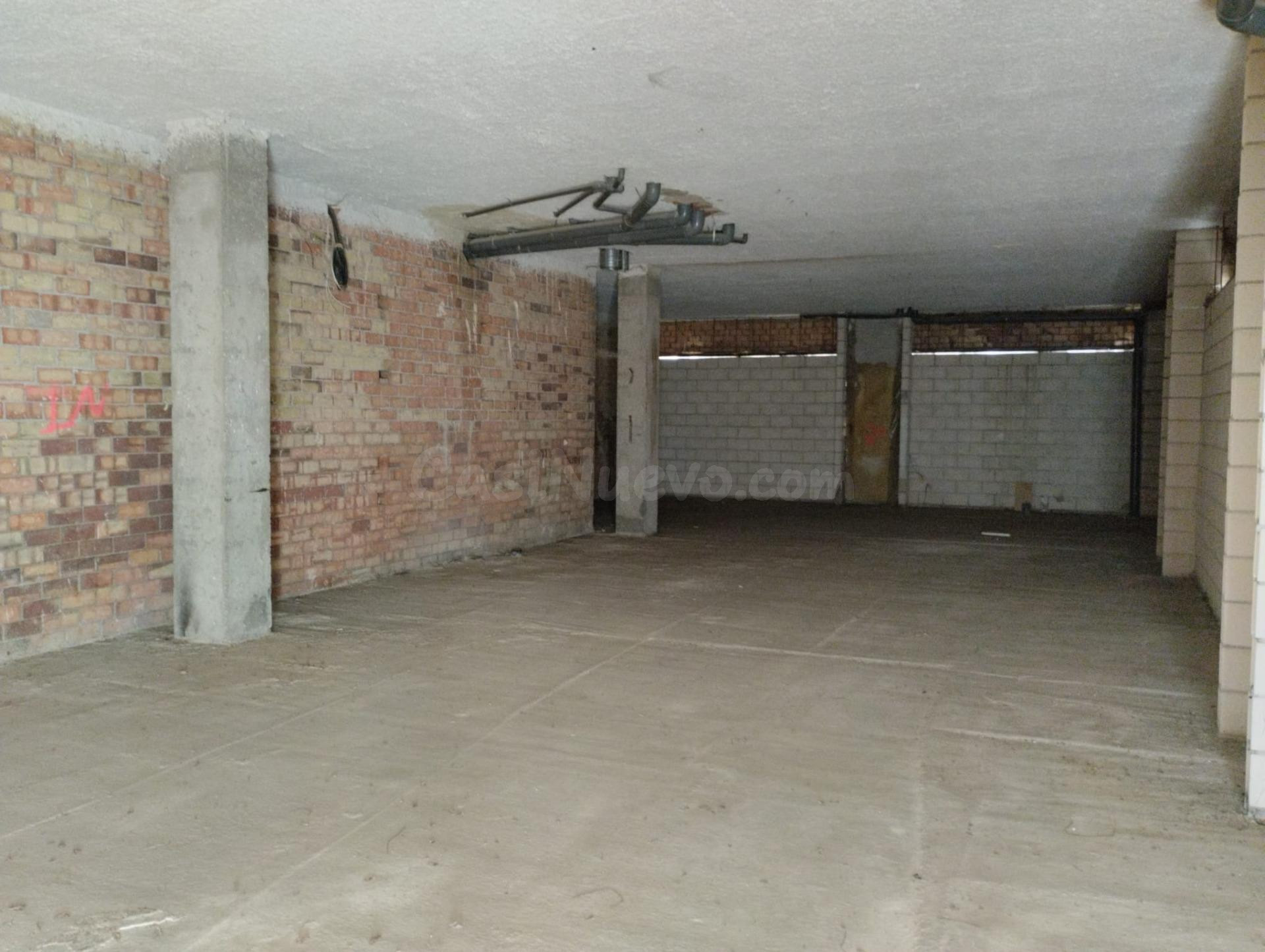 Excelente local para cualquier negocio o inversión en zona Centro, junto al Vial y Renfe.