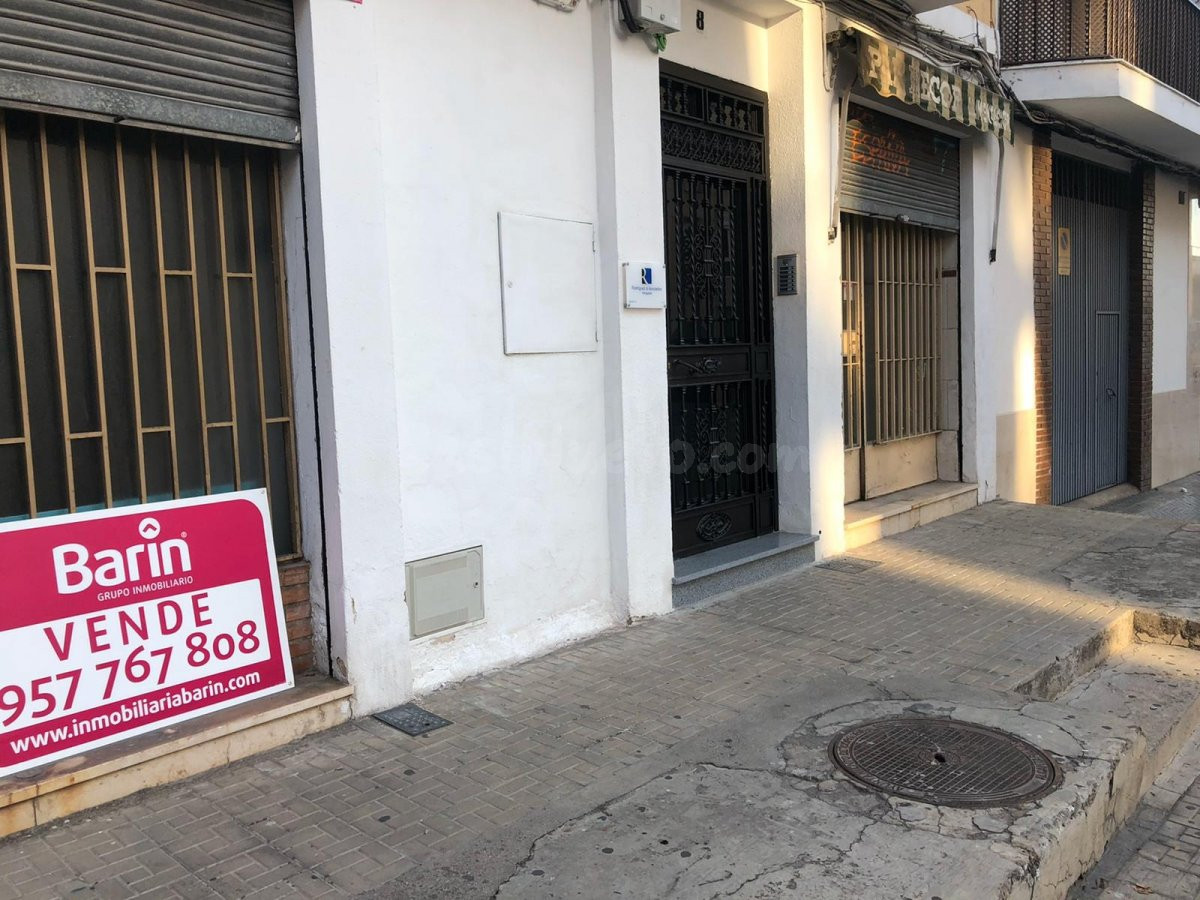 local para restaurar con dos entradas y buena fachada.