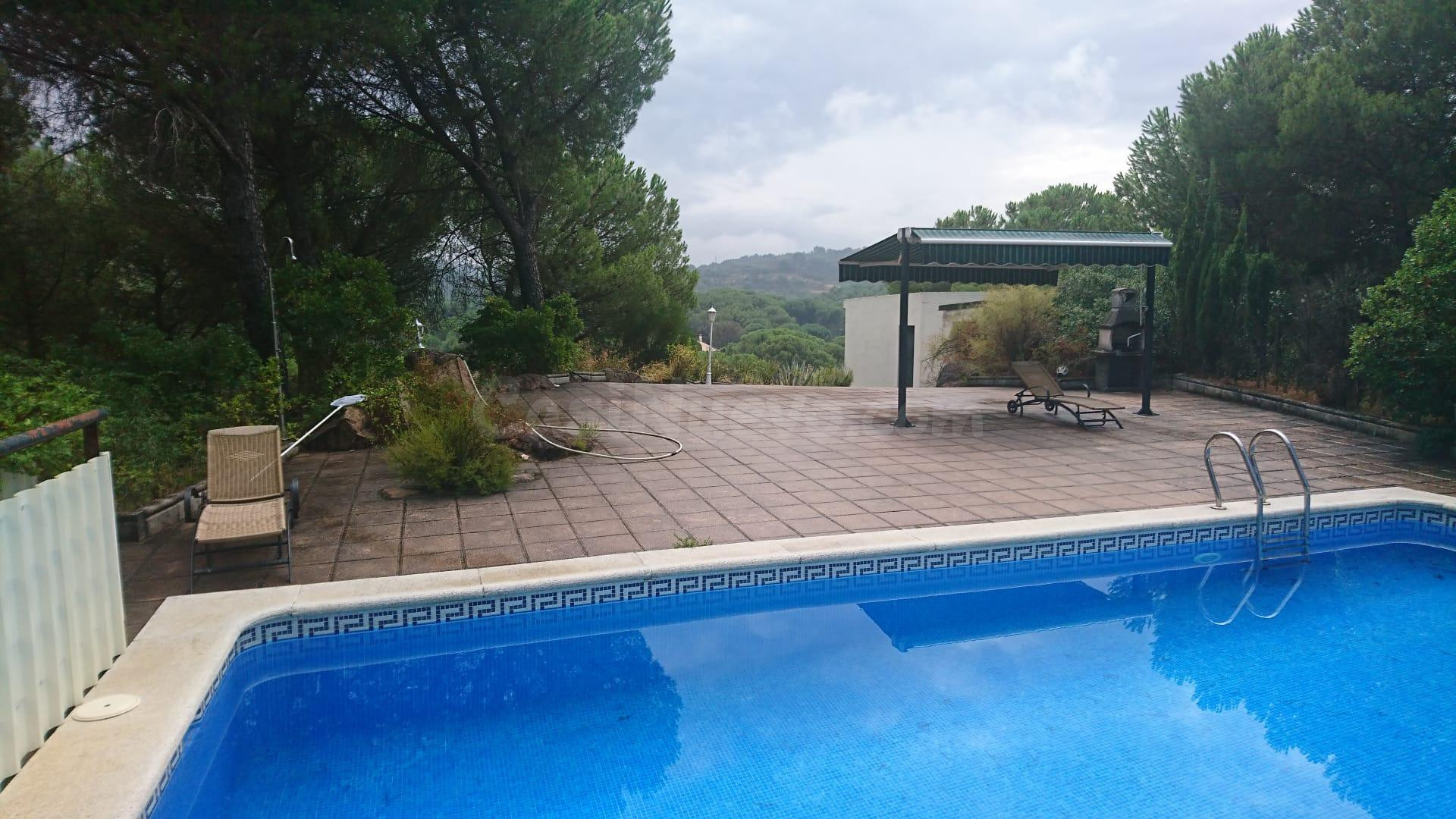CASA CON PISCINA EN LAS JARAS, JUNTO AL LAGO.