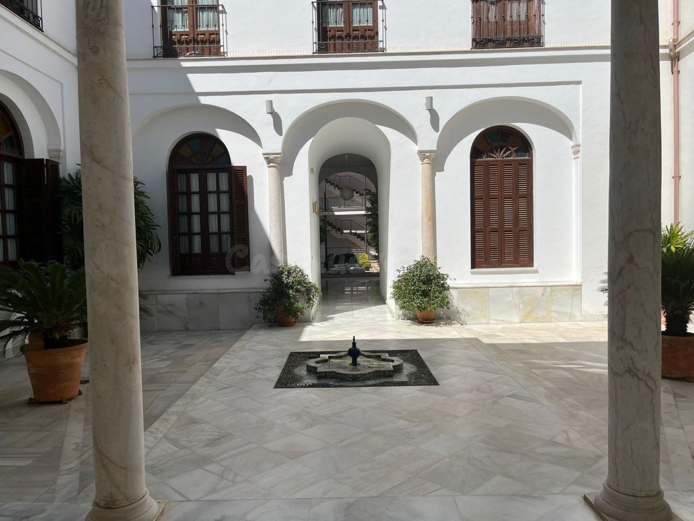 Exclusiva vivienda en pleno centro junto al Bulevar de Gran Capitán !!!