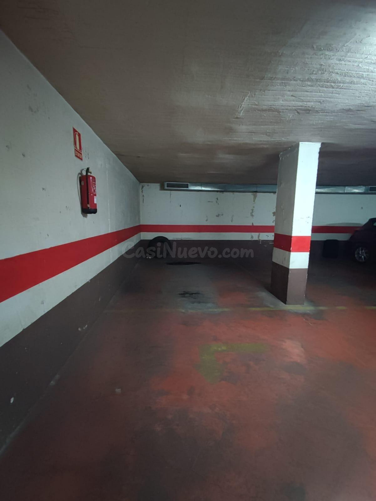Amplia plaza de garaje en ciudad jardín