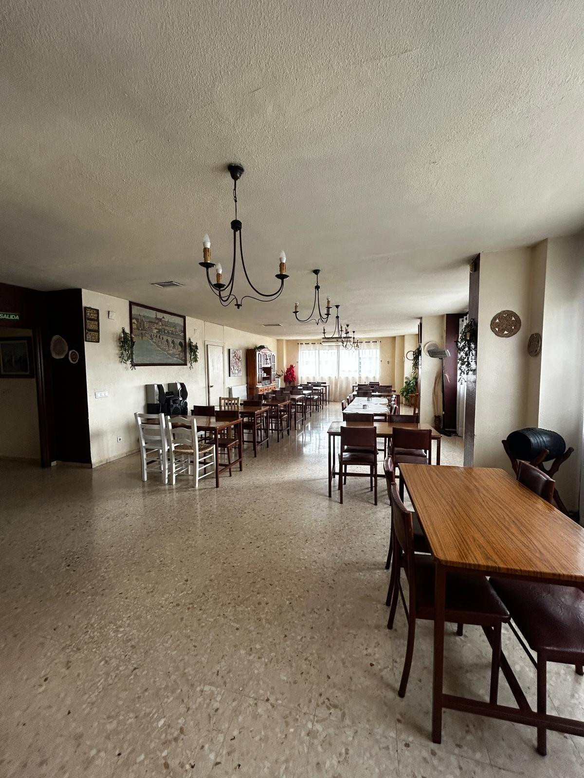¡Oportunidad Única de Venta de Bar en Pleno Rendimiento!