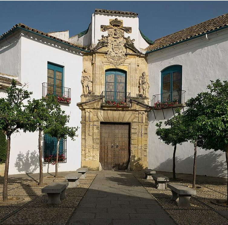 JUNTO AL PALACIO DE VIANA