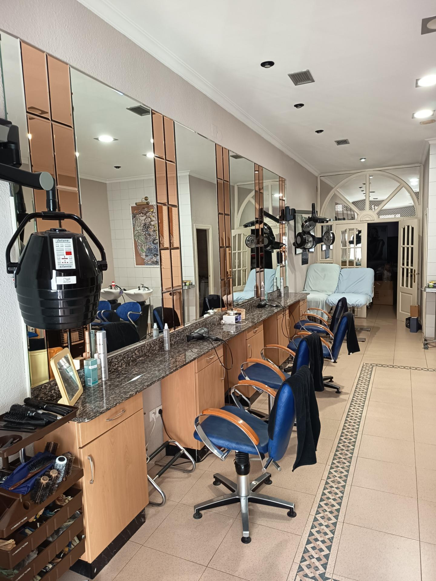 Amplio Local con fachada de 4,1 m2 en Medina Azahara