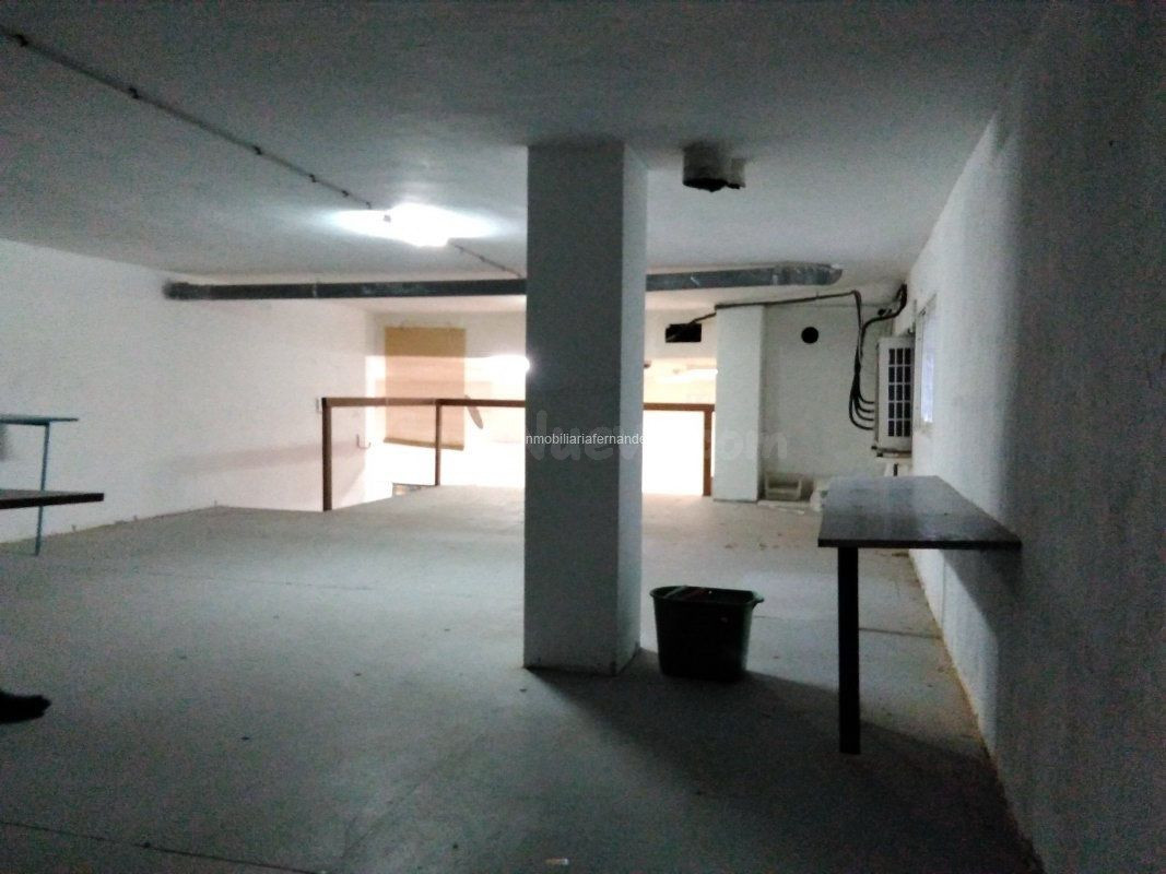 Se vende magnifico local en la zona de Residencial Gredos