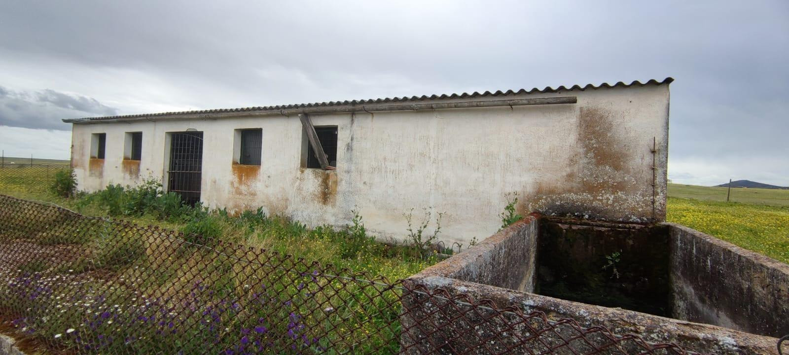 Gran terreno con construcción