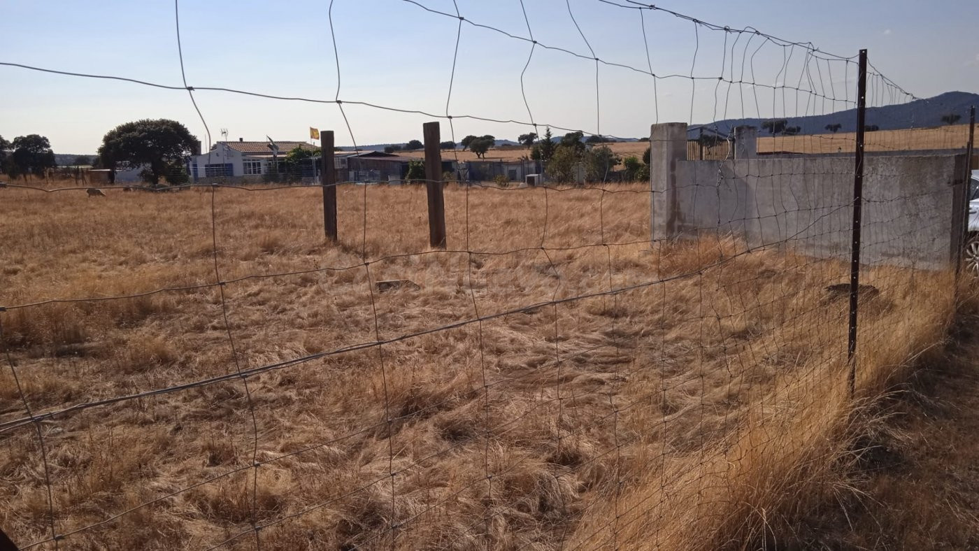 Parcela de 3000 m2 Ctra de Badajoz 20 minutos de Cáceres