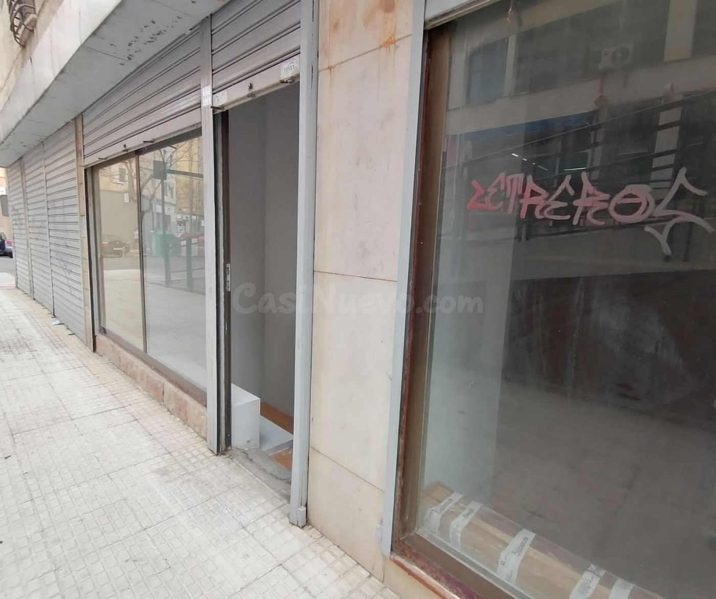 Se vende amplio local comercial a pie de calle en avenida principal