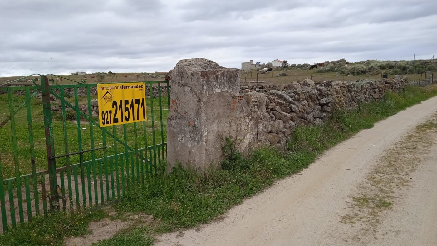 OPORTUNIDAD !!Parcela alargada al lado de Arroyo de la Luz