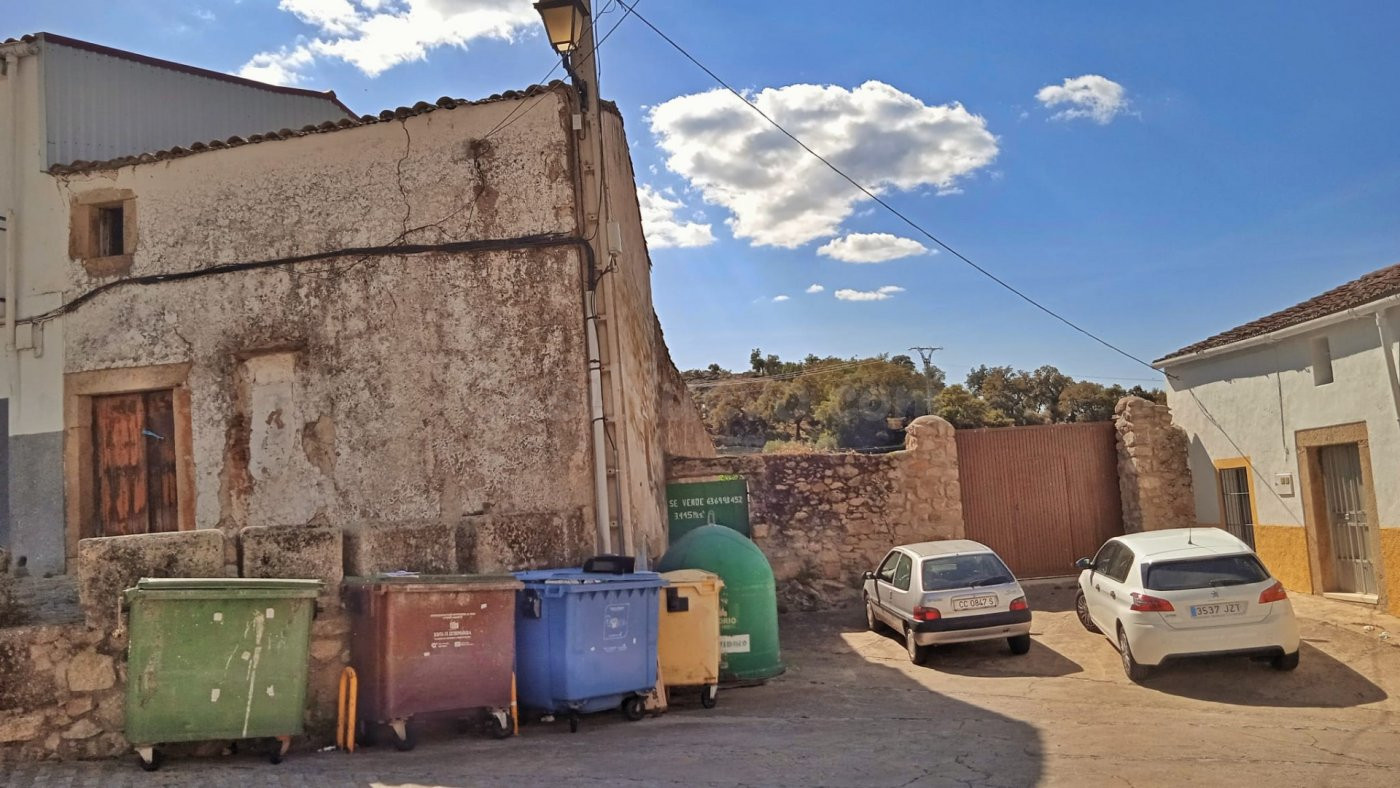 Terreno urbano con casa en Montanchez
