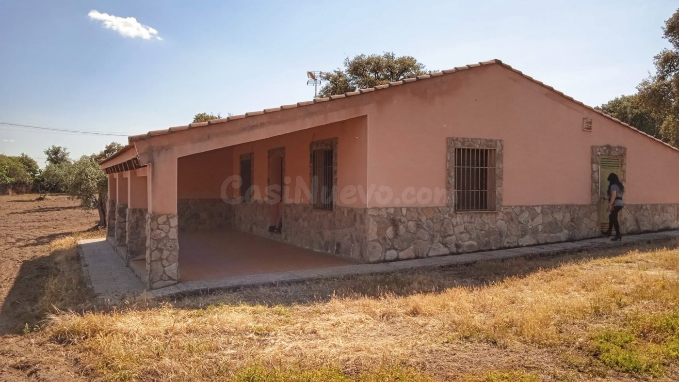 Parcela de 1 hectarea con chalet nuevo de 150 m2 en Arroyomolinos