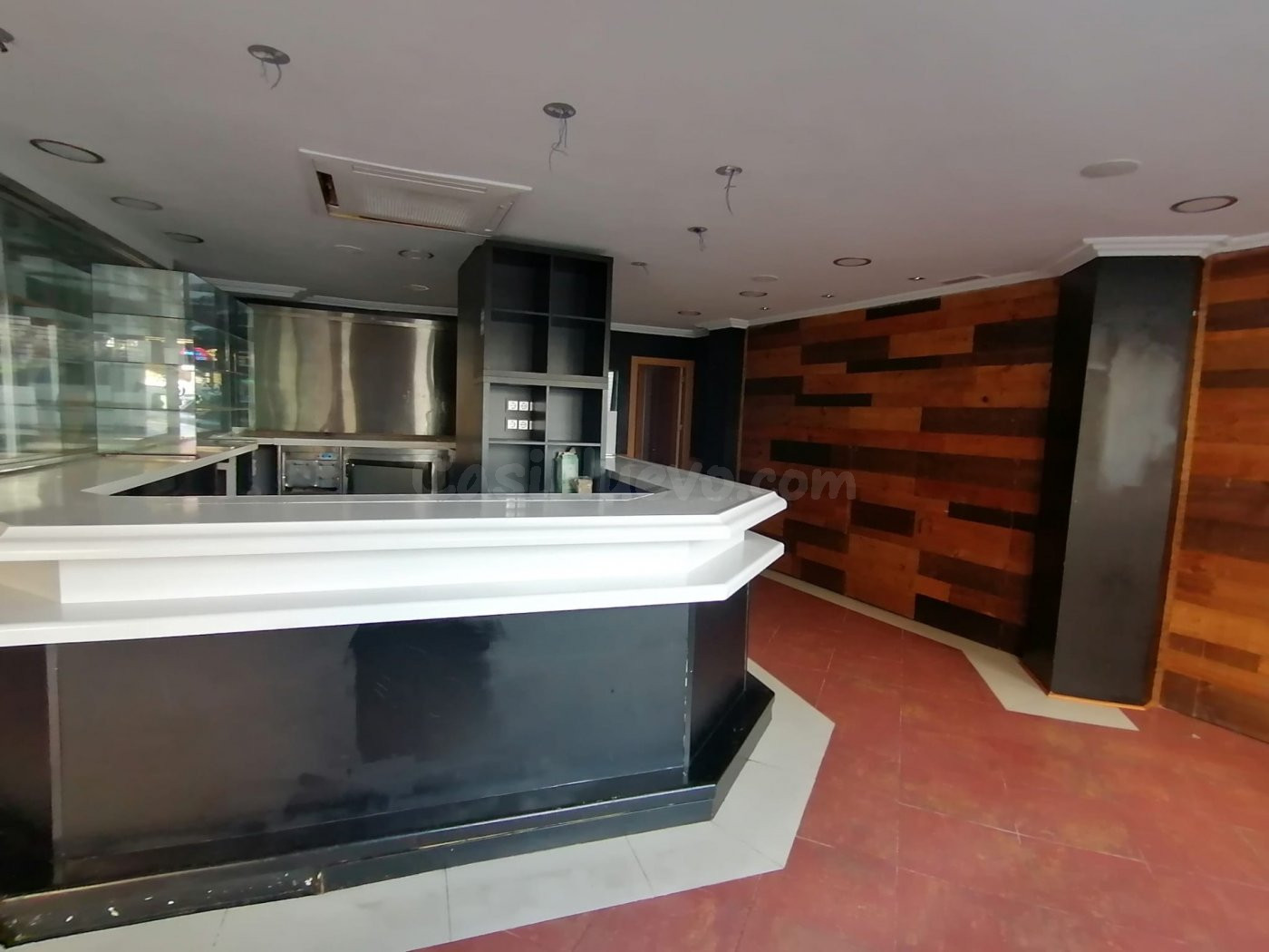 Se vende Magnifico local habilitado para Cafetería siempre funcionando bien