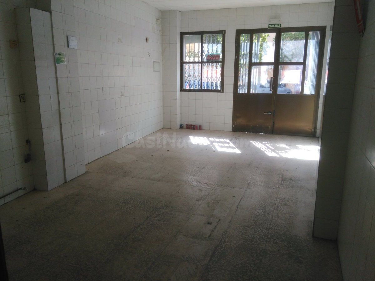 Se vende Local comercial en el Centro , escaparate a dos calles