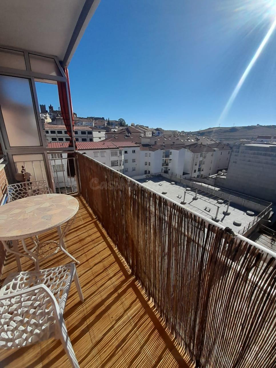 Se alquila vivienda reformada y amueblada en zona Colon