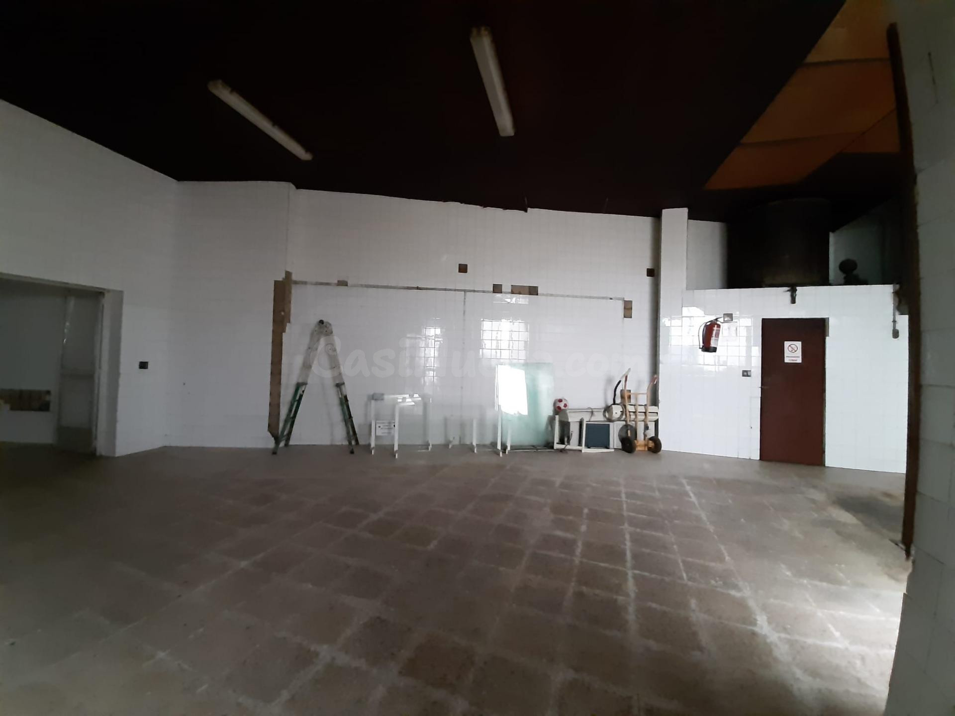 Buen local con salida de humos en Casar de Cáceres