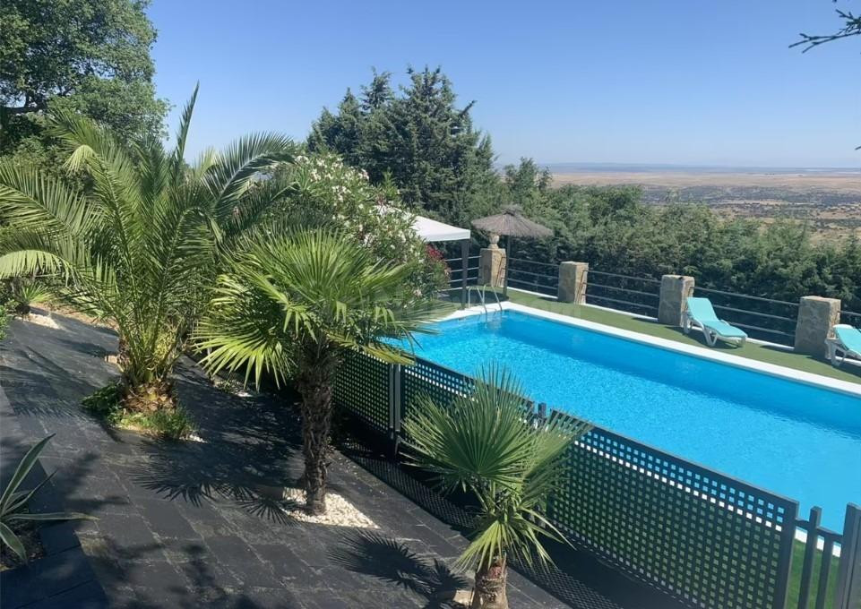 Enorme casa con piscina