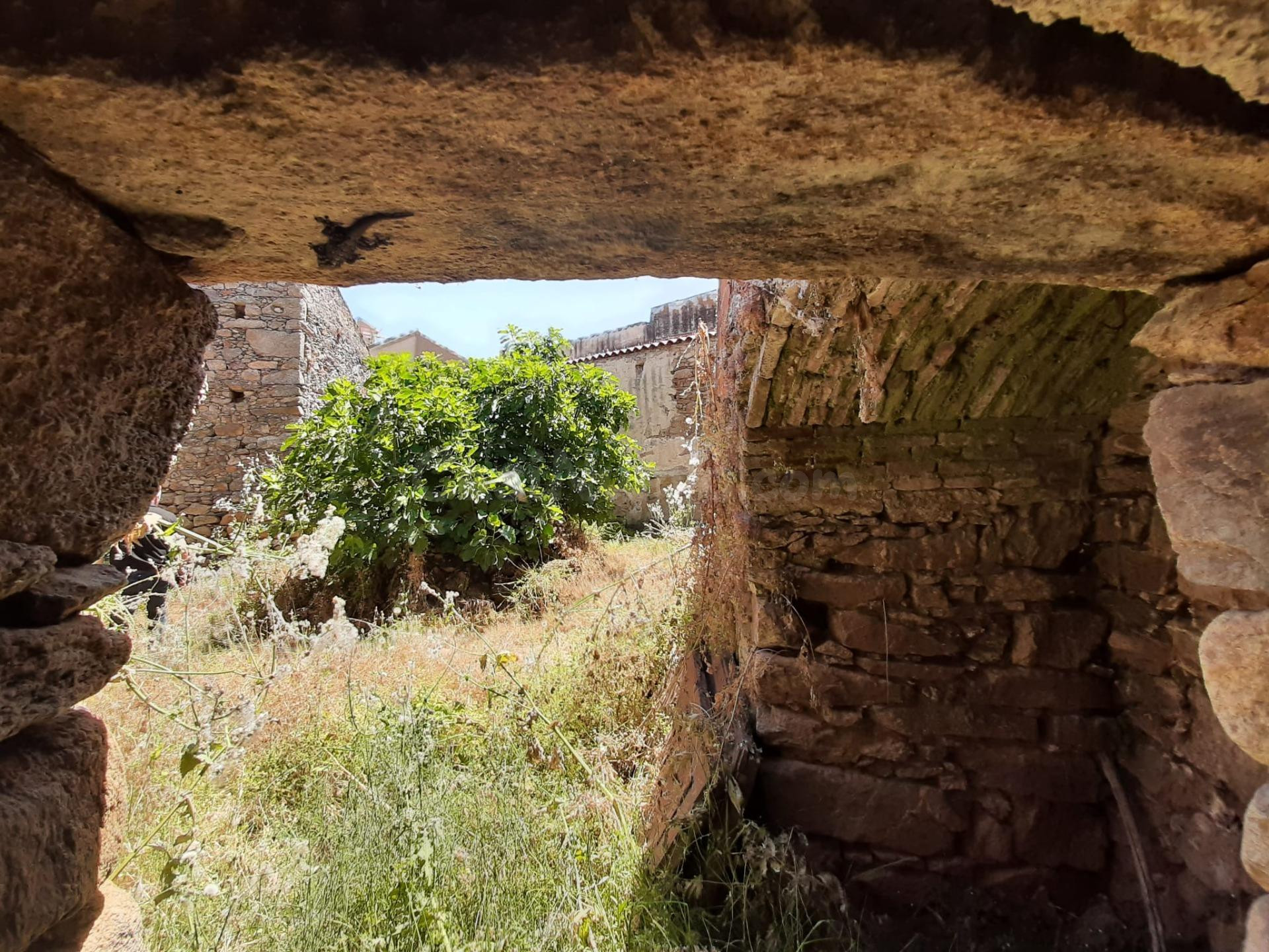 Gran casa con patio y pozo en Valdefuentes