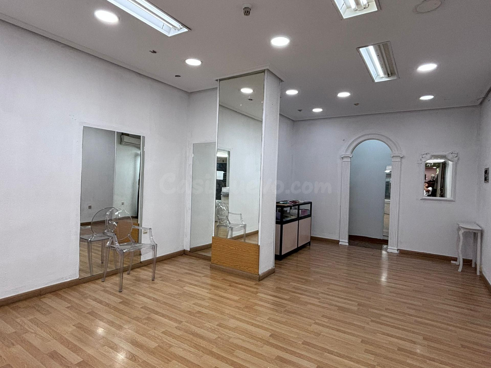 Local comercial en Paseo de Cánovas. Oportunidad!!